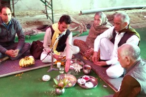 अब : नकुड़ में विट्ठल नामदेव मंदिर के लिए भूमि पूजन करते समाजबंधु। इस बार 745 वां जन्मोत्सव इसी भूमि पर मनाया गया। 